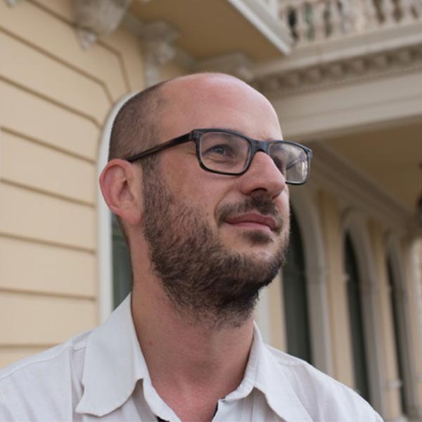 «Para dejar de precarizar los cuidados y patologizar la vejez, hay que repensar el concepto de hogar» Entrevista a Daniel López