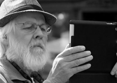 Personas mayores y medios de comunicación social: rompiendo con la e-marginalidad